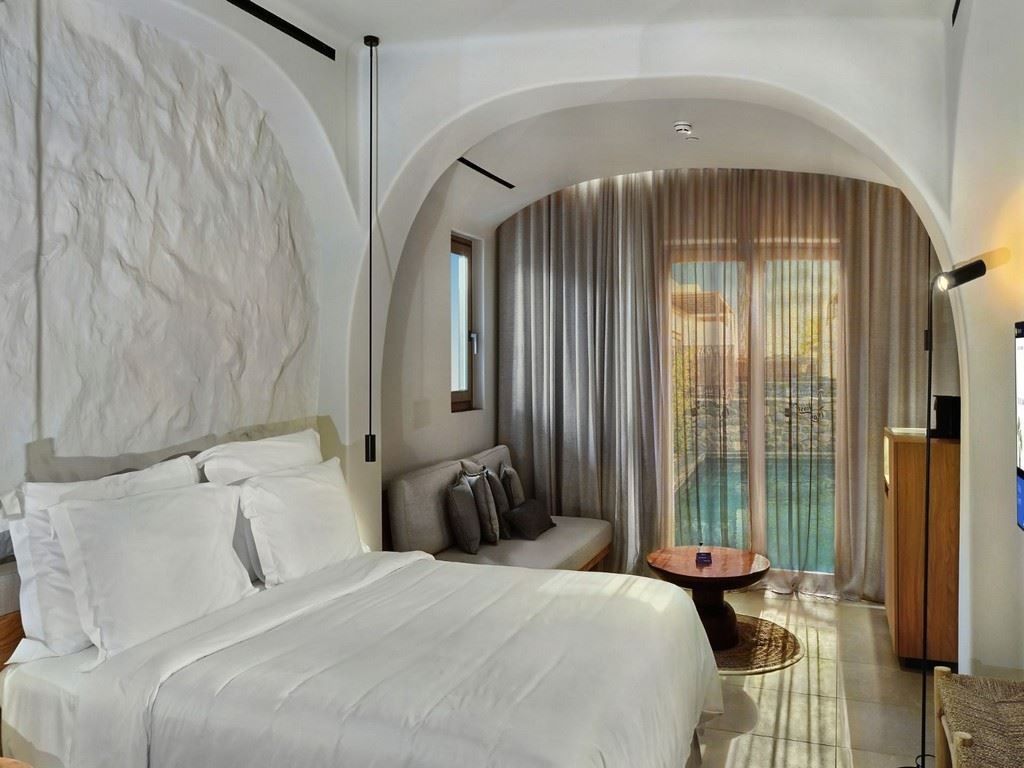 rooms-junior-suite-with-terrace-and-private-plunge-pool
