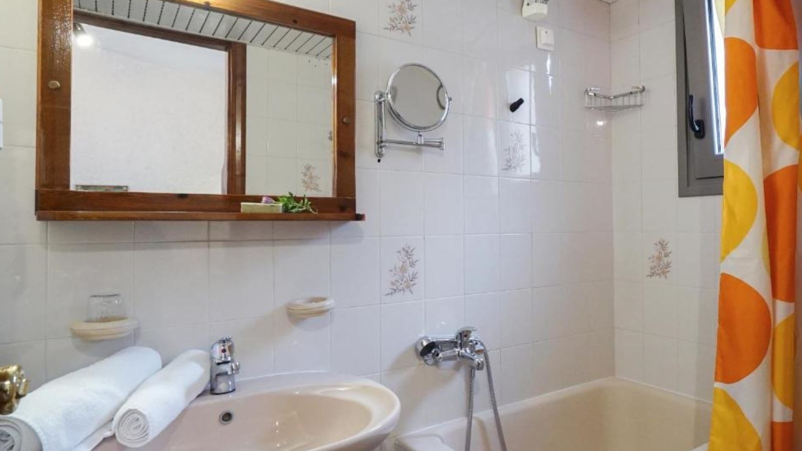 rooms-one-bedroom-studio-apartment-balcony-or-terrace