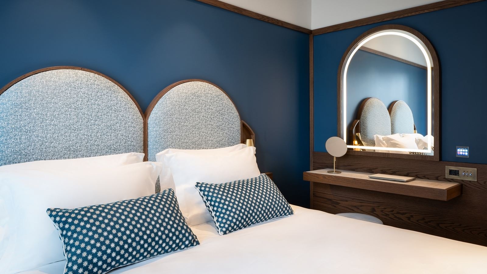 rooms-executive-room-city-view-balcony-or-terrace