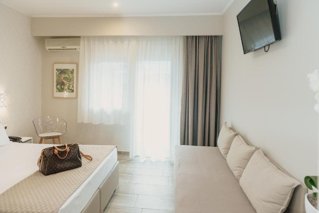 rooms-family-deluxe-room-balcony-or-terrace