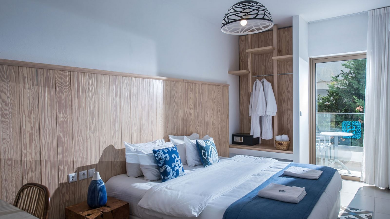 rooms-room-deluxe-double-landview-balcony