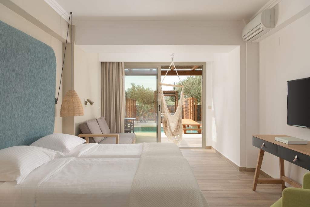 rooms-junior-suite-swim-up-garden-or-mountain-view