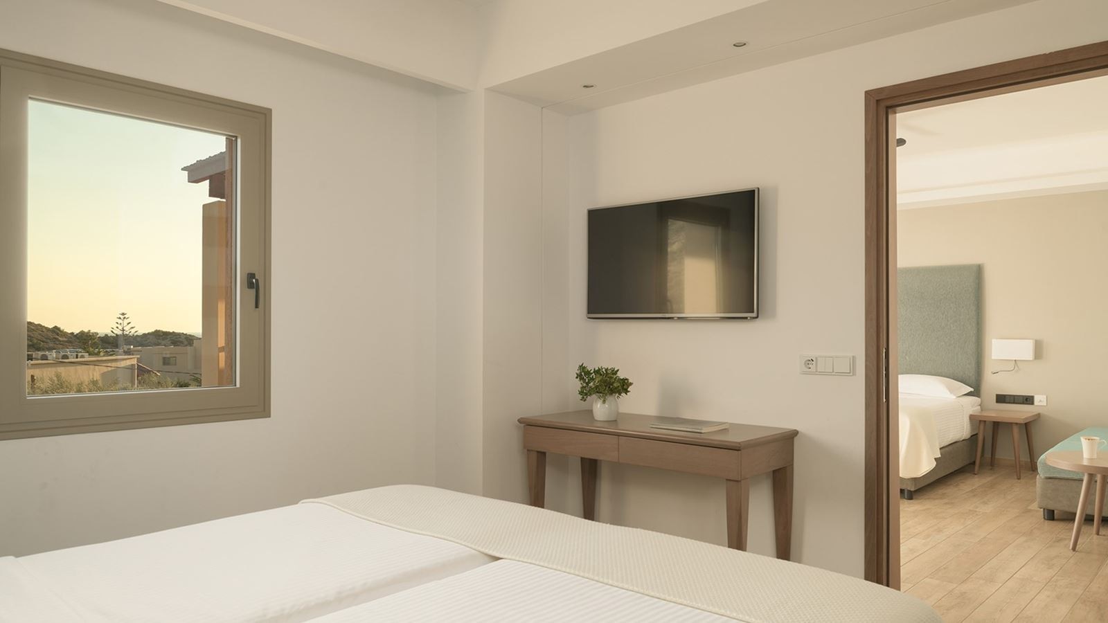 rooms-family-room-1-bedroom-garden--mountain-view