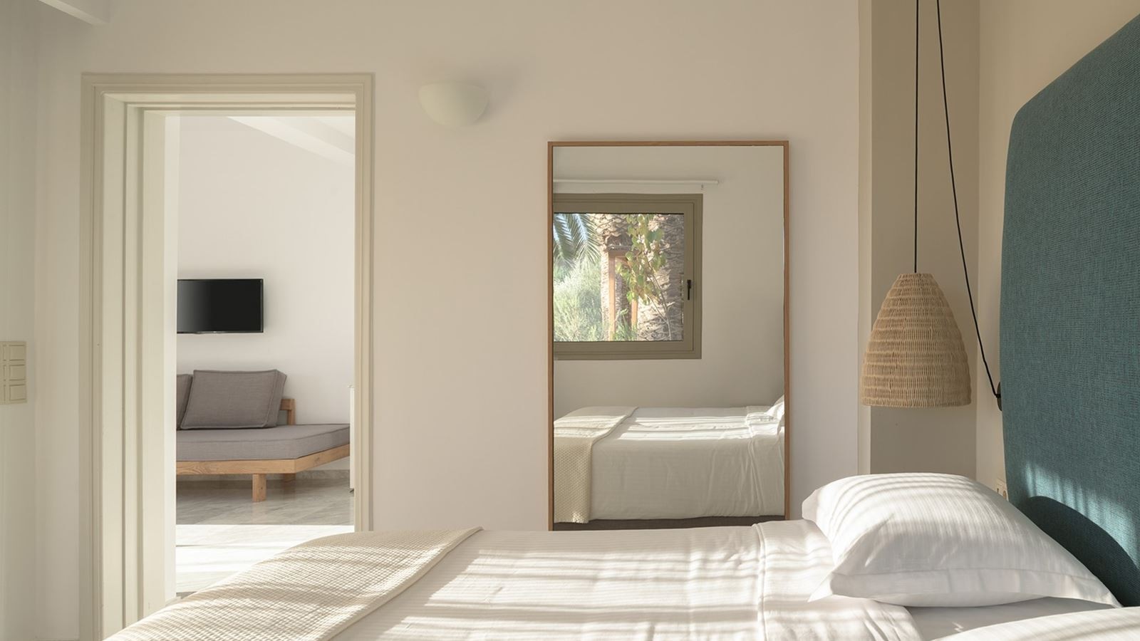 rooms-family-room-1-bedroom-garden--mountain-view