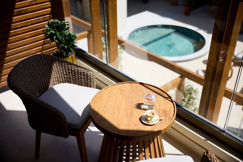 rooms-room-atrium-gardenview-balcony-or-terrace