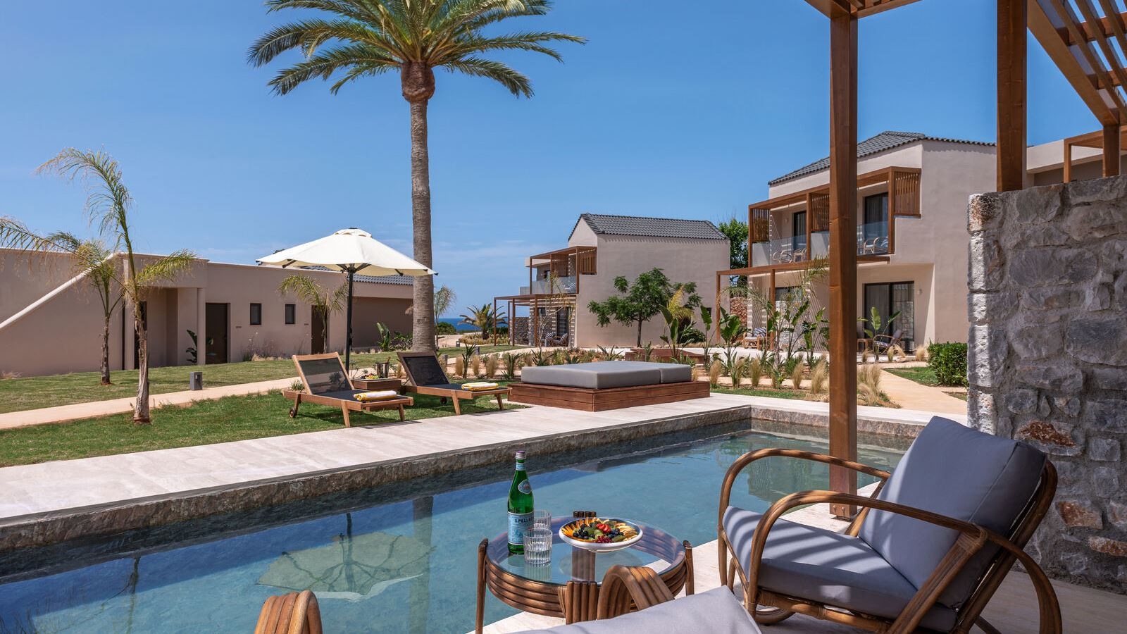 rooms-tropical-open-plan-suite-with-shared-pool