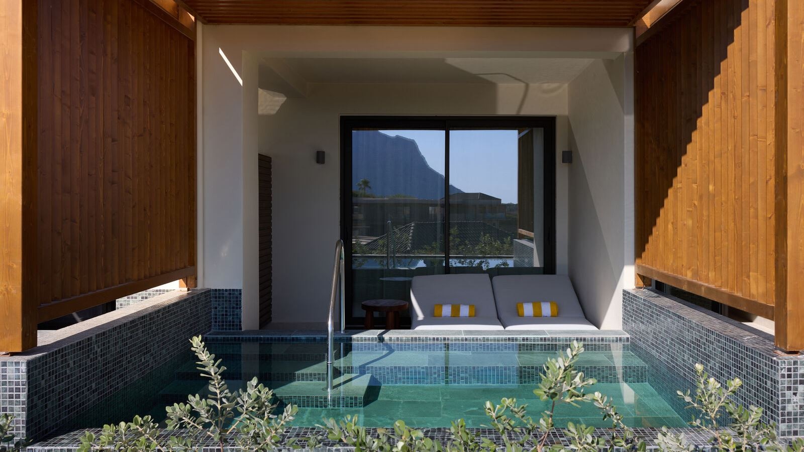 rooms-horizon-open-plan-suite-with-plunge-pool-l