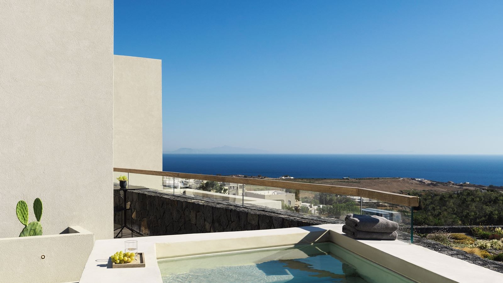 rooms-junior-suite-seaview-with-jacuzzi