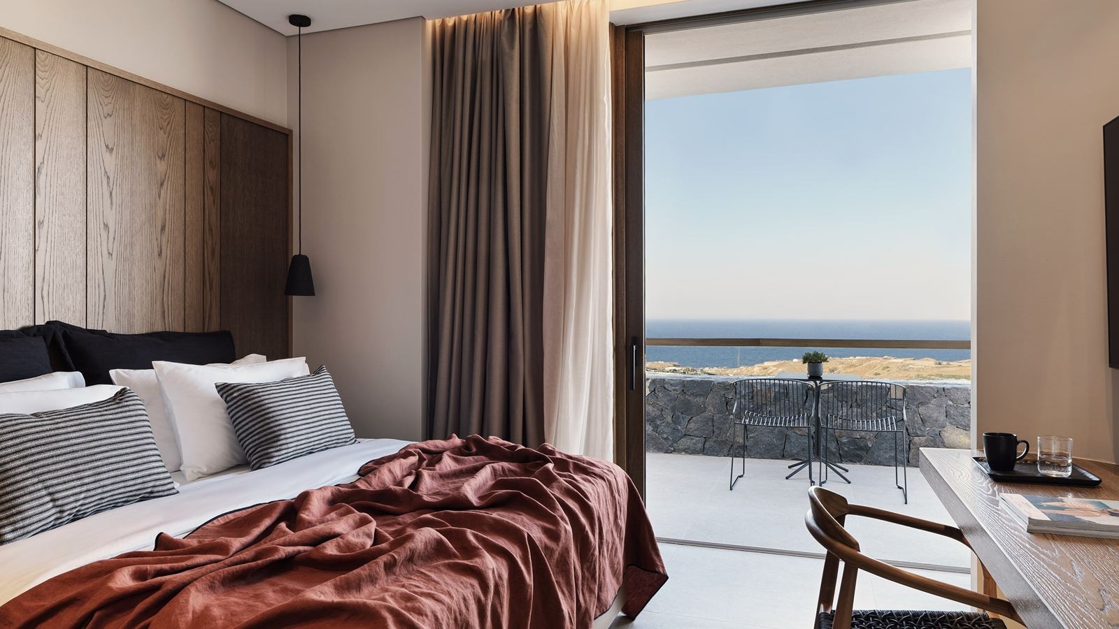 rooms-lava-suite-seaview-with-jacuzzi