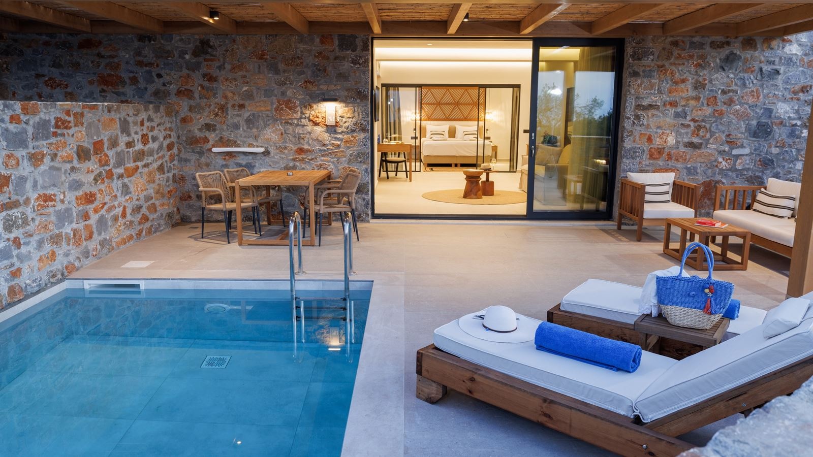 rooms-deluxe-suite-with-private-pool