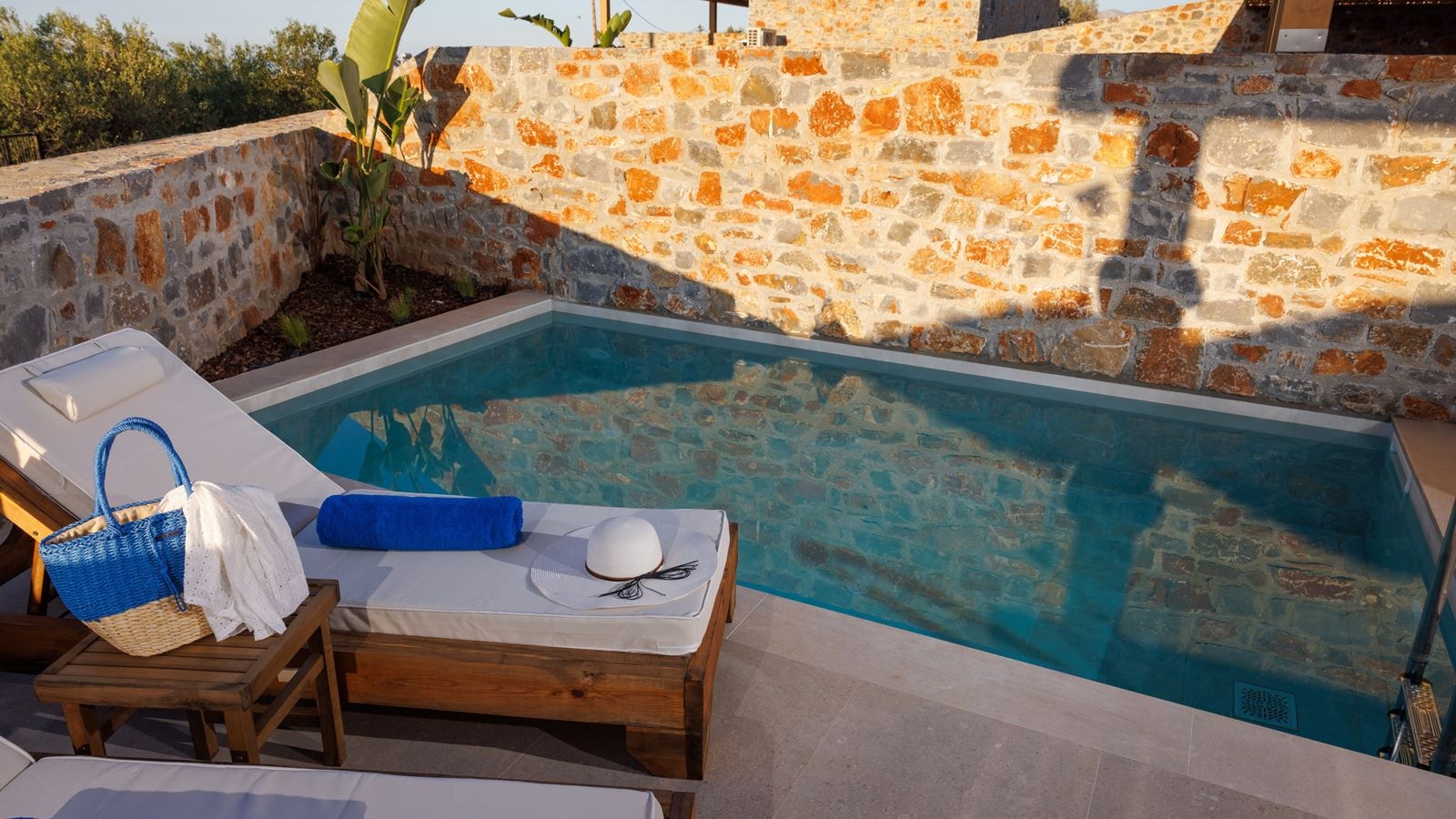 rooms-deluxe-suite-with-private-pool