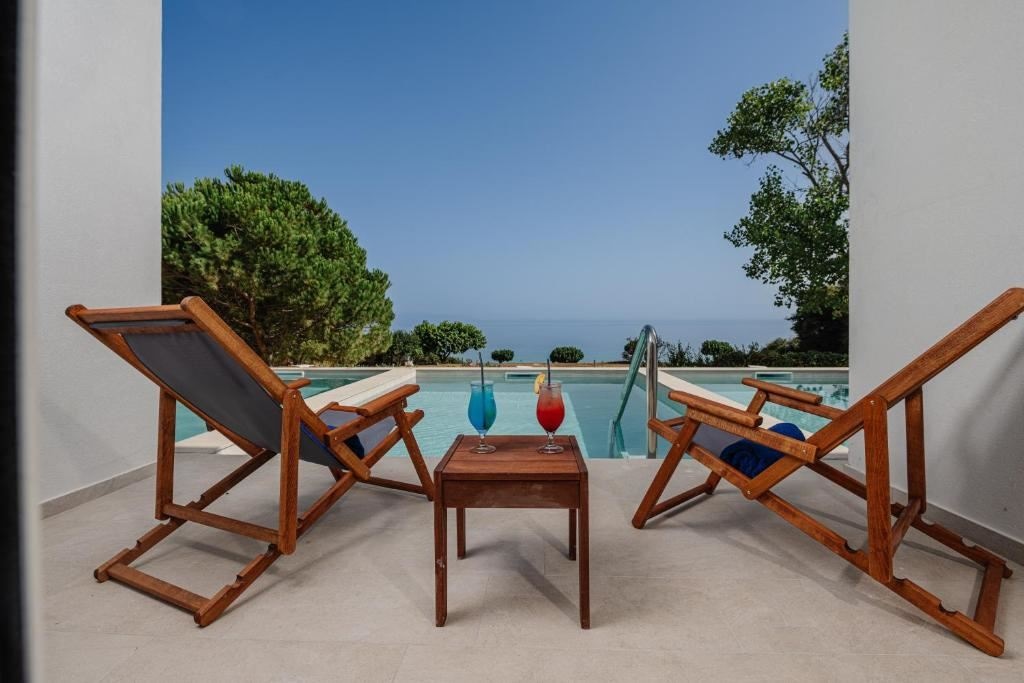 rooms-deluxe-twindouble-with-full-sea-view-and-private-pool