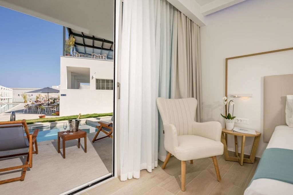 rooms-deluxe-twindouble-room-with-sharing-pool-and-pool-view