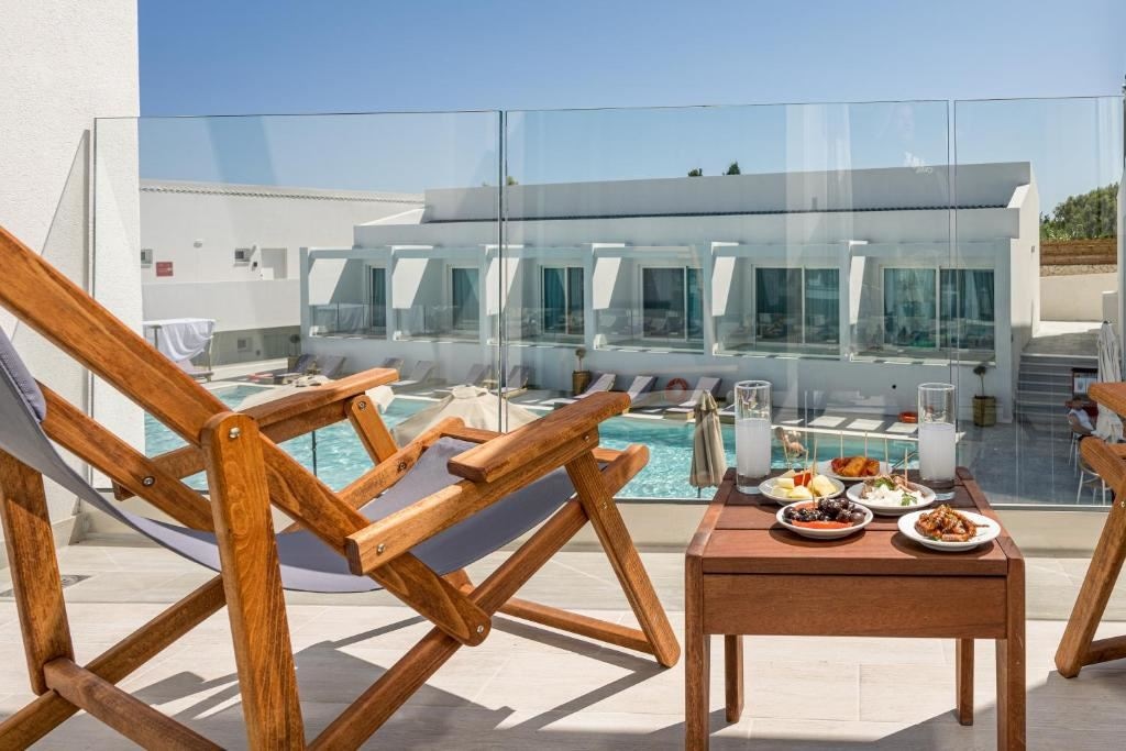 rooms-deluxe-twindouble-with-pool-view-and-sundeck