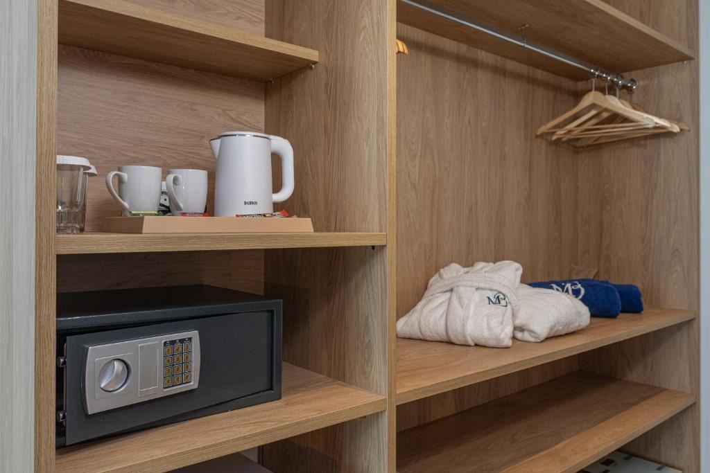 rooms-deluxe-twindouble-with-pool-view-and-sundeck