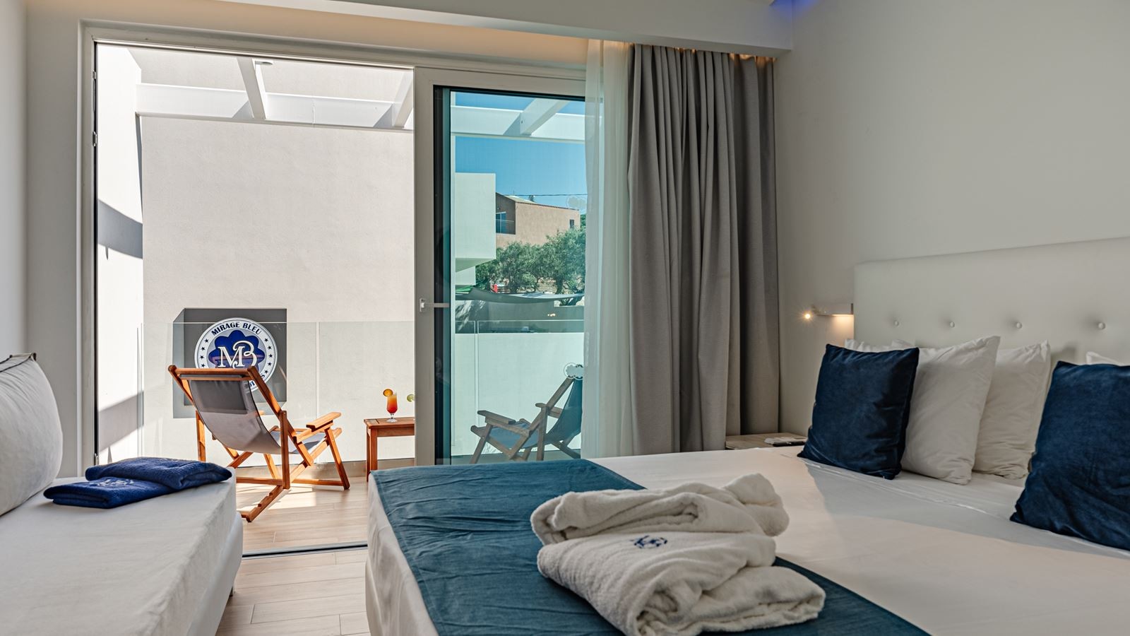 rooms-junior-suites-with-sundeck--pool-view