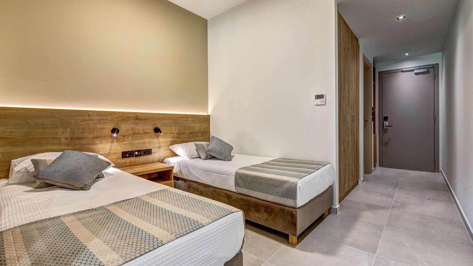 rooms-family-room-pool-view