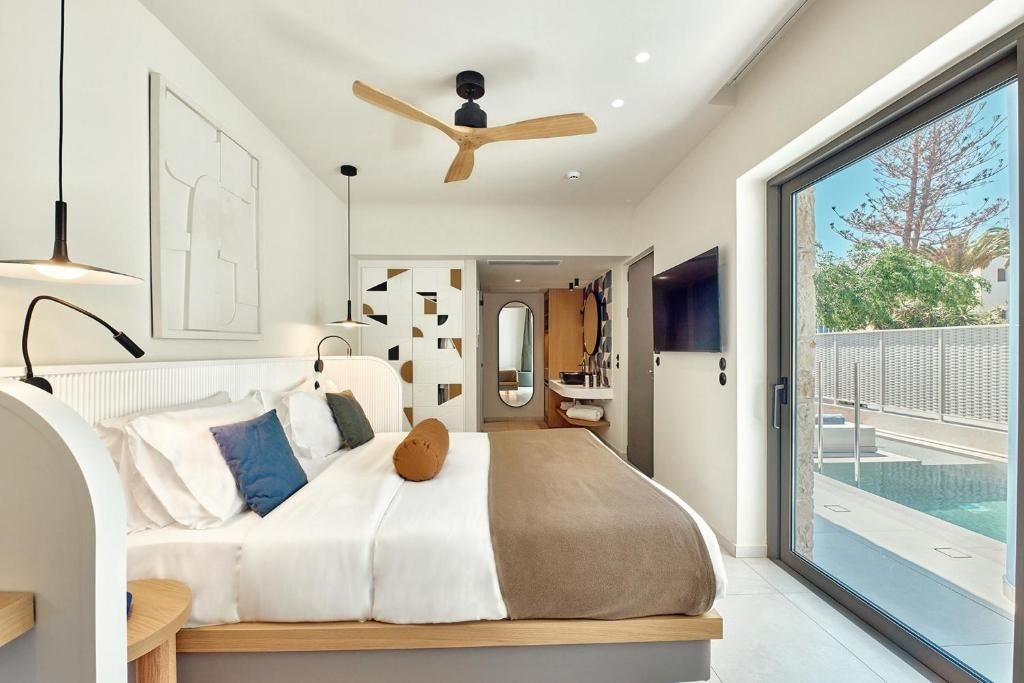 rooms-double-room-deluxe-private-heated-pool-garden-view