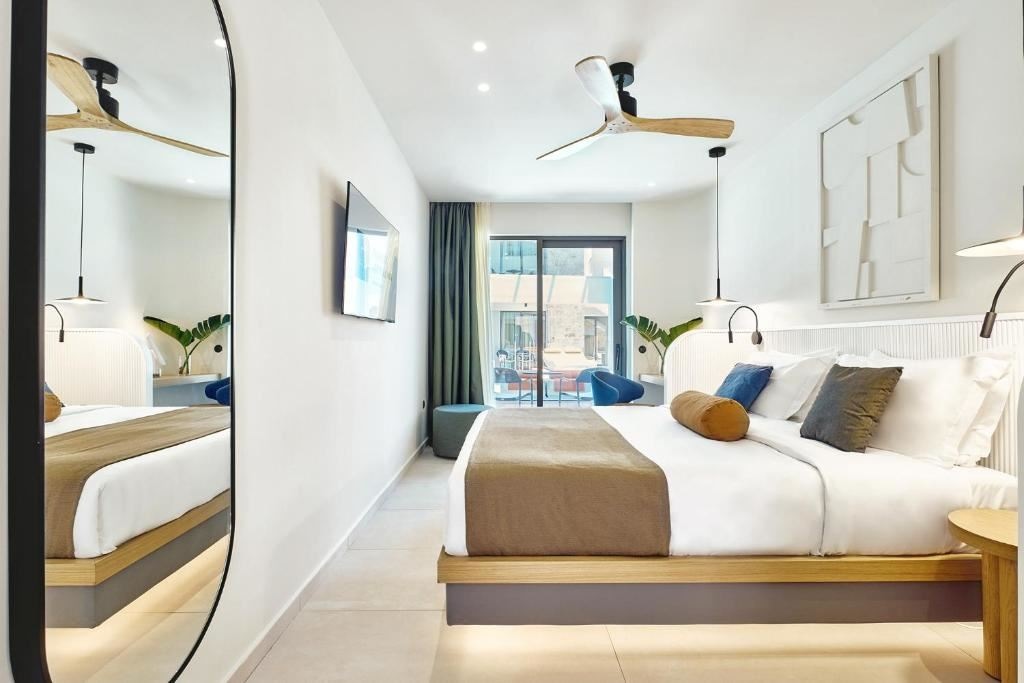 rooms-double-room-deluxe-swim-up-side-sea-view