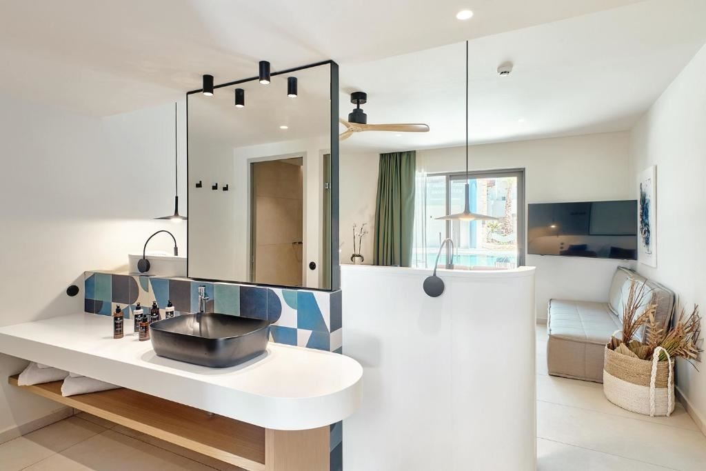 rooms-junior-suite-pure-luxe-swim-up