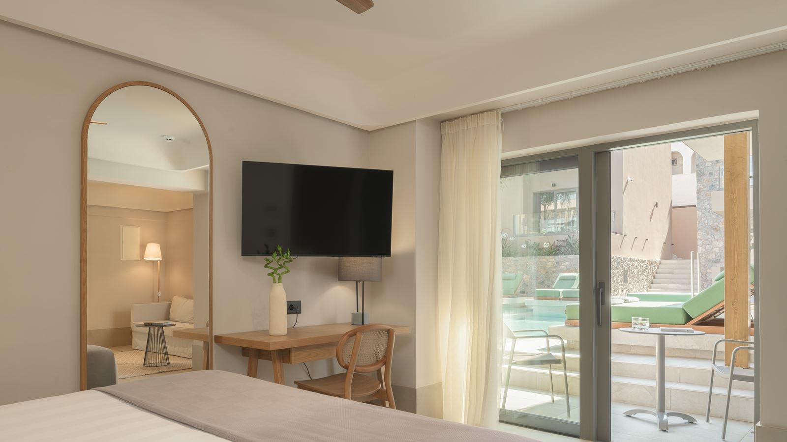 rooms-suit-junior-swim-up