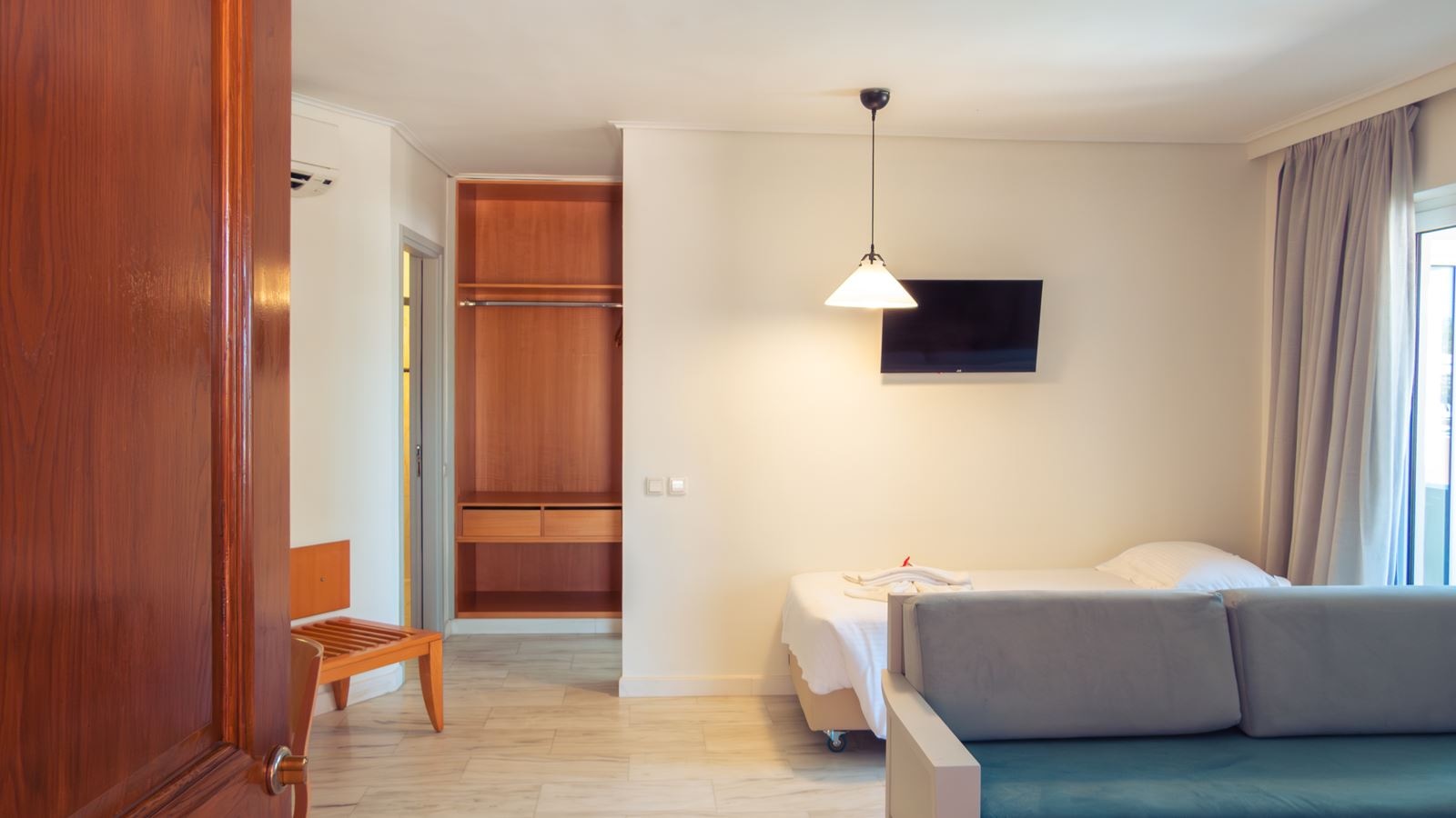 rooms-room-family-balcony-or-terrace