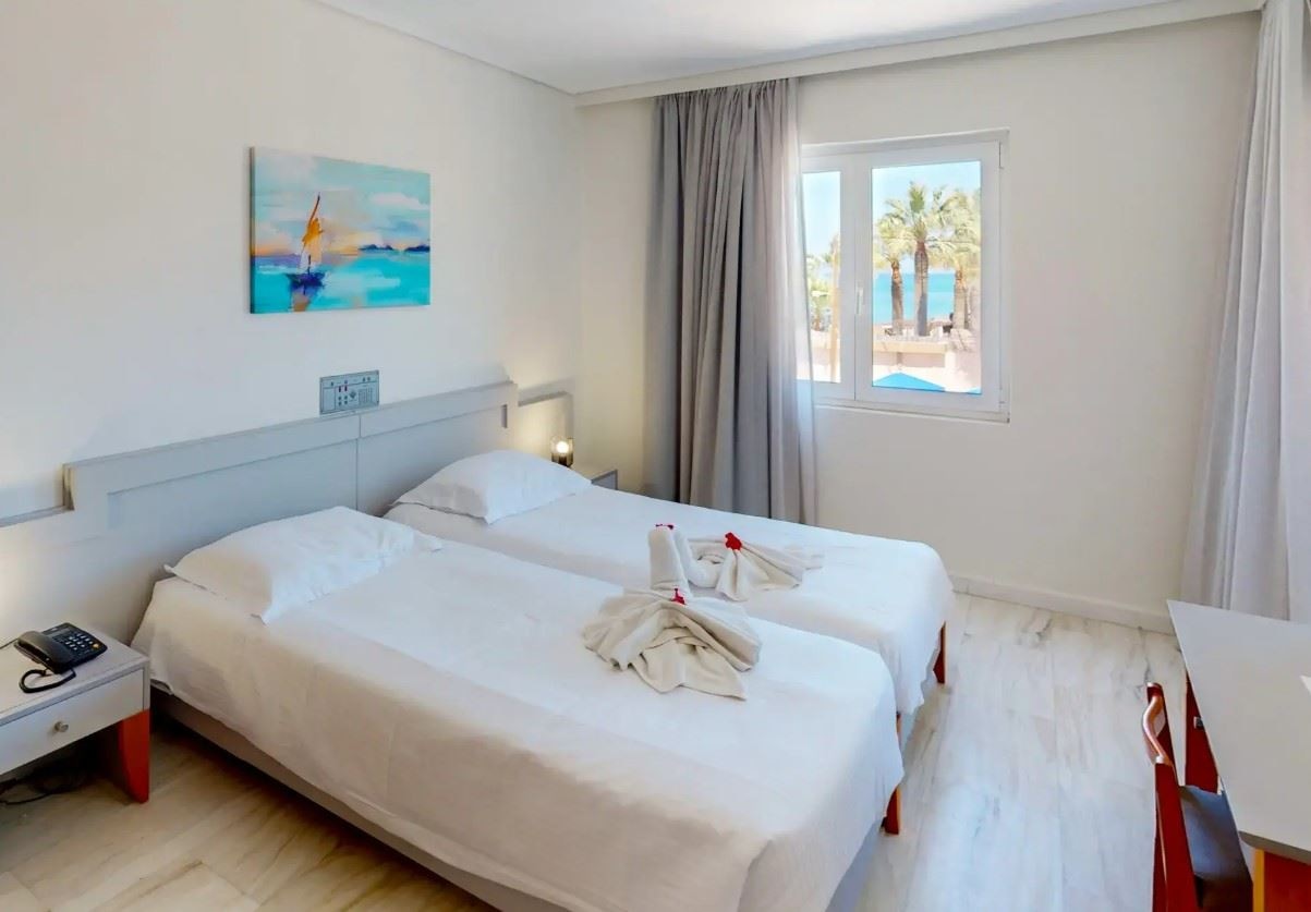 rooms-room-family-balcony-or-terrace