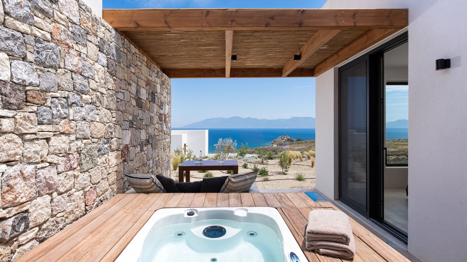 rooms-junior-suite-sea-view-or-partial-sea-view-with-hot-tub