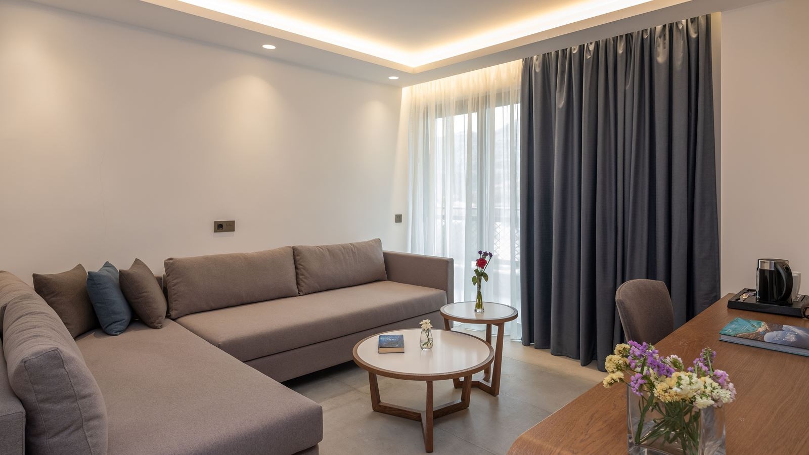 rooms-prestige-family-suite-garden-side-sea-view