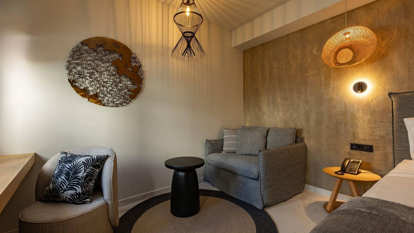 rooms-executive-double--with-outdoor-jetted-tub-and-living-area