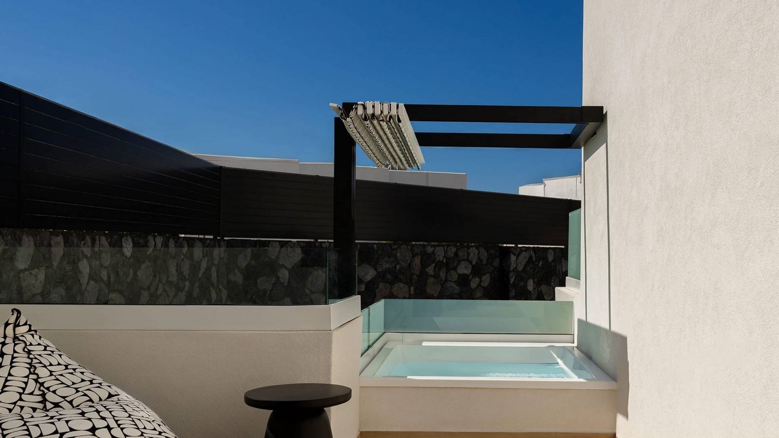 rooms-executive-double--with-outdoor-jetted-tub-and-living-area