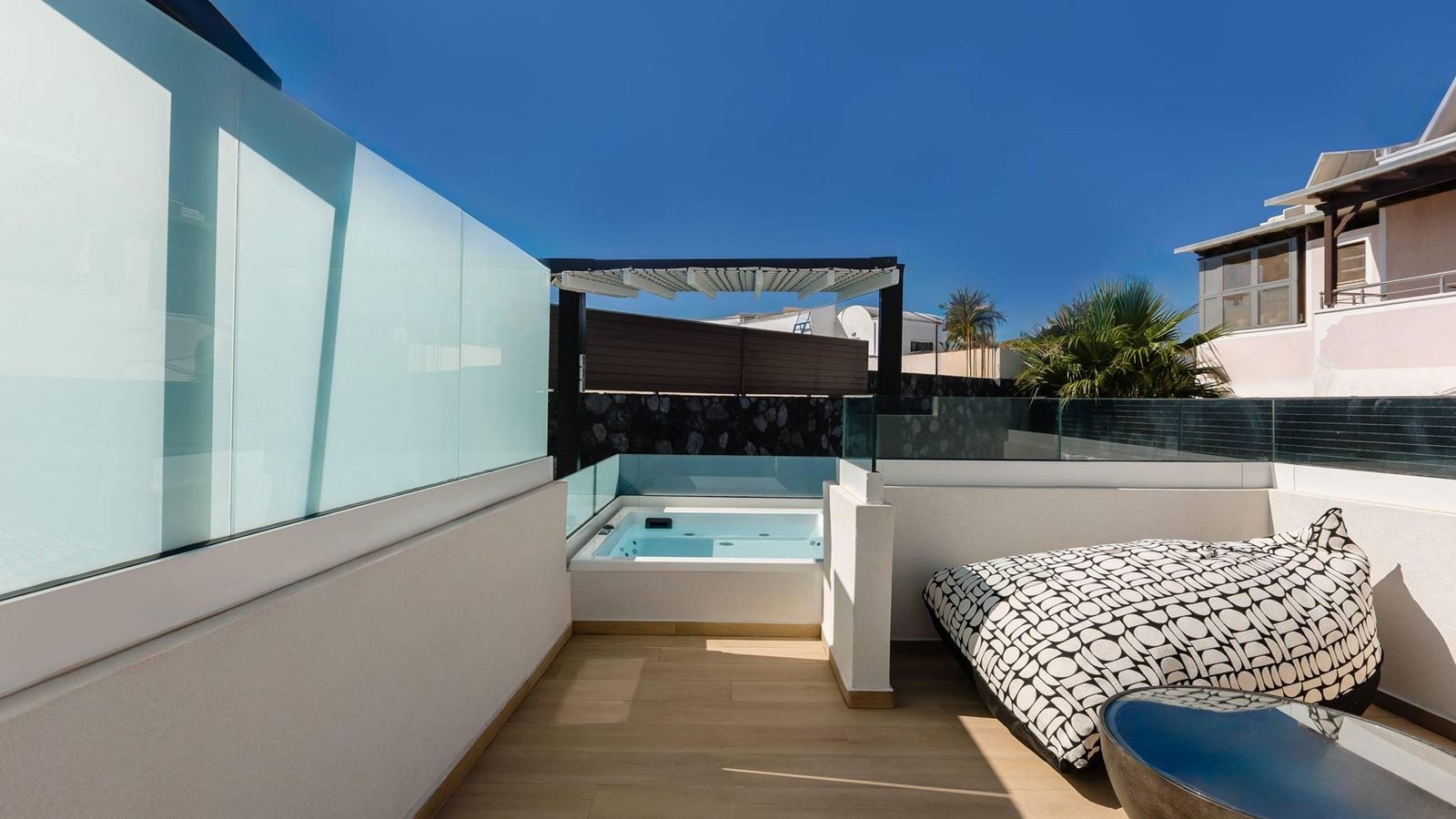 rooms-executive-double--with-outdoor-jetted-tub-and-living-area