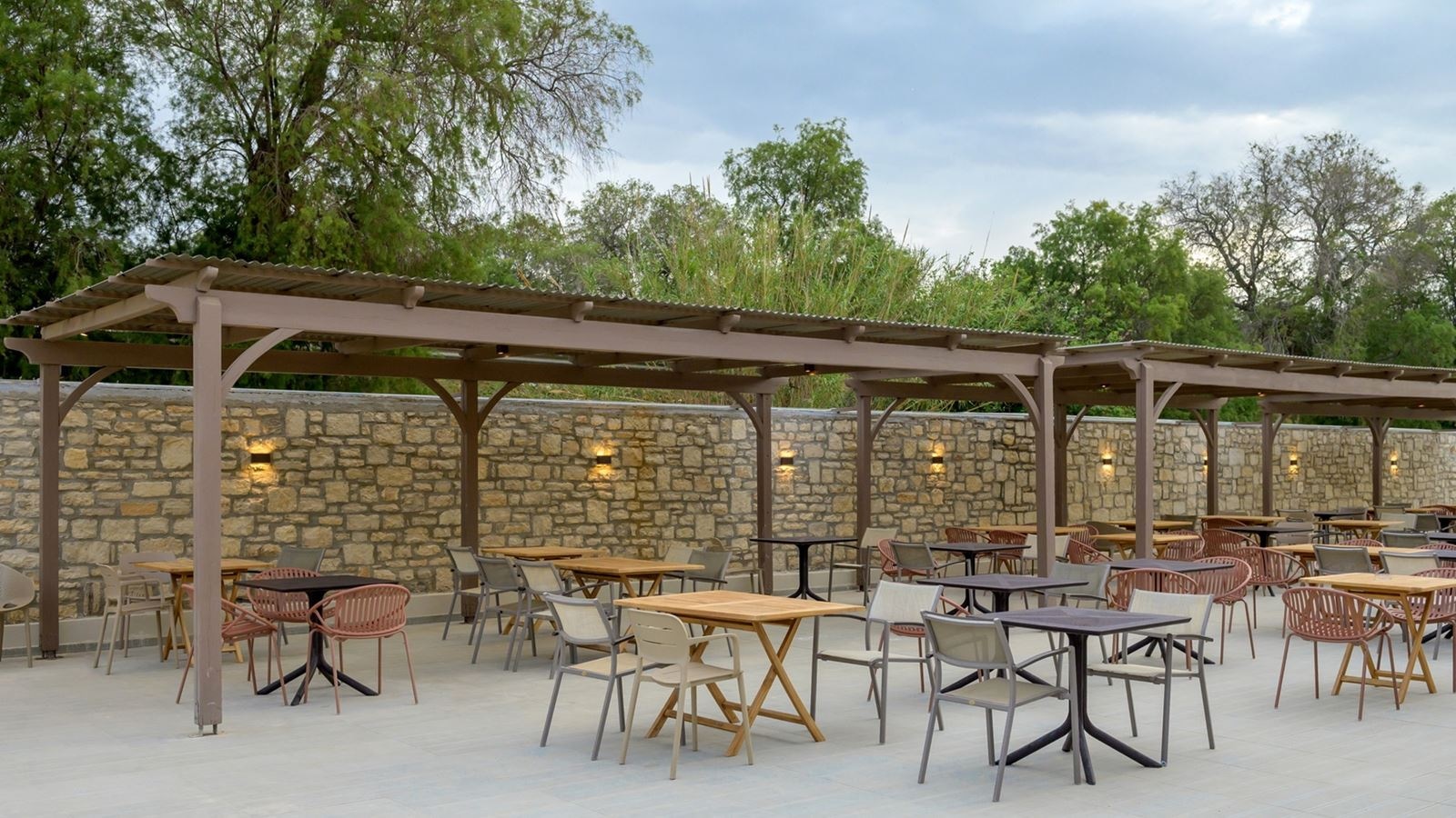 bars-ydor-main-bar-by-the-pool