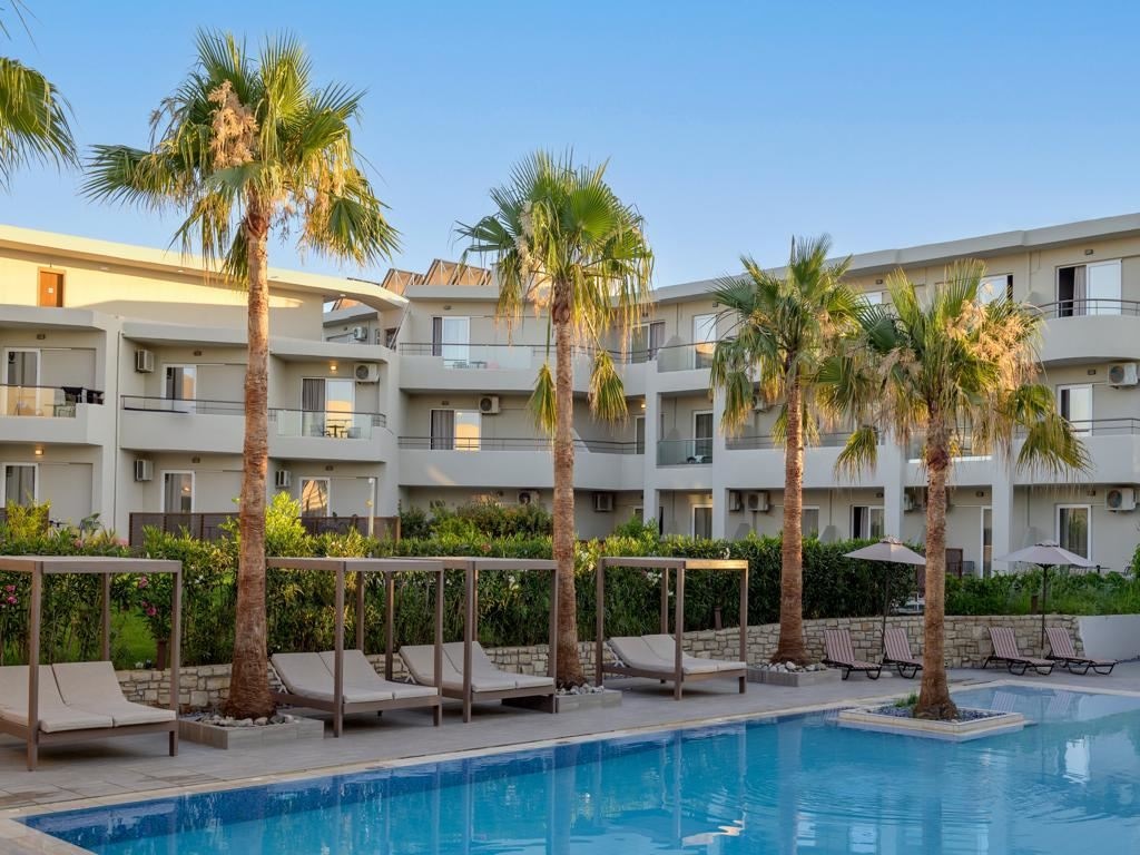 bars-ydor-main-bar-by-the-pool