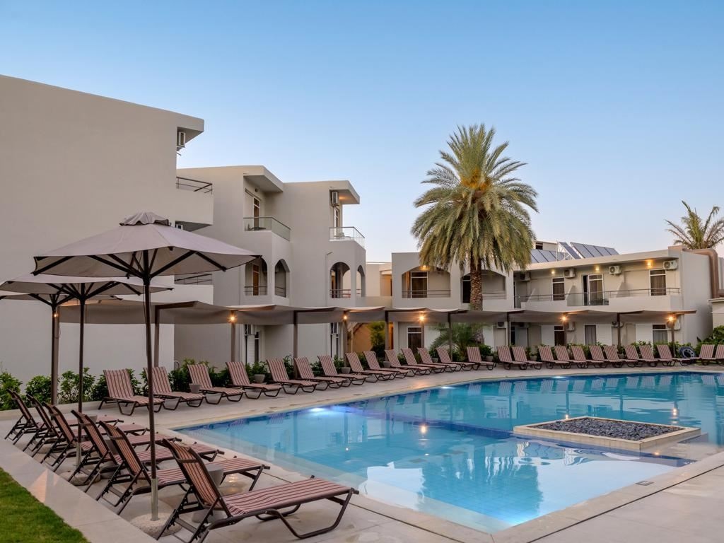 bars-ydor-main-bar-by-the-pool