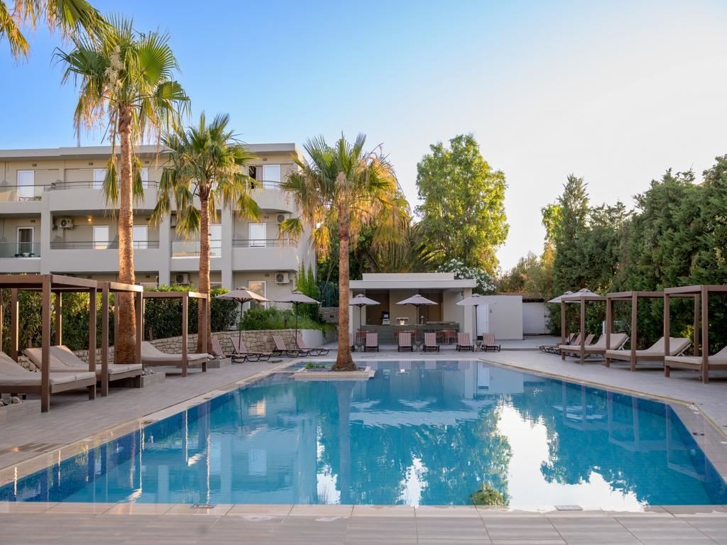 bars-ydor-main-bar-by-the-pool