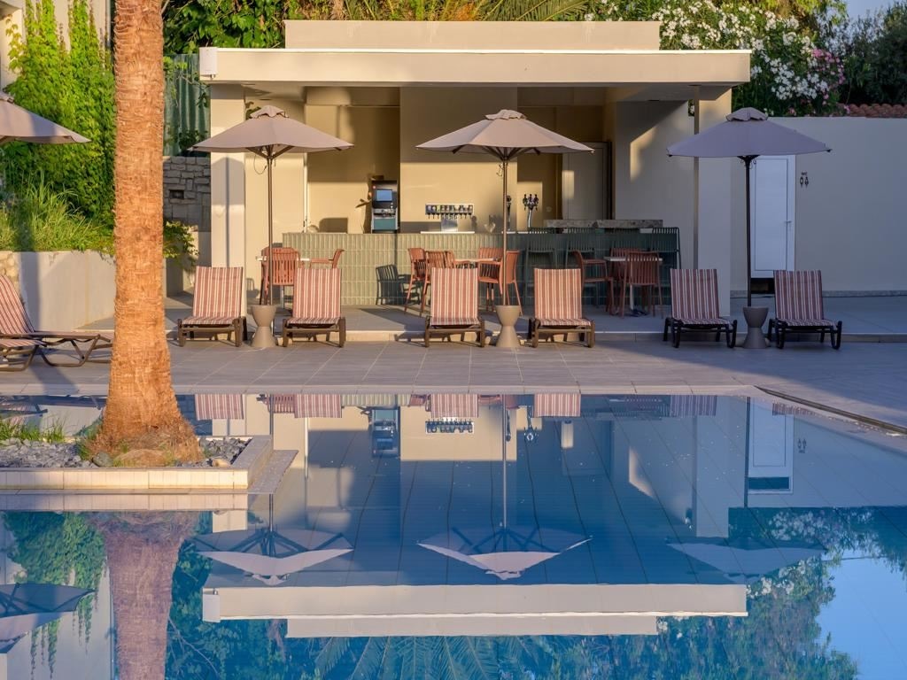 bars-ydor-main-bar-by-the-pool