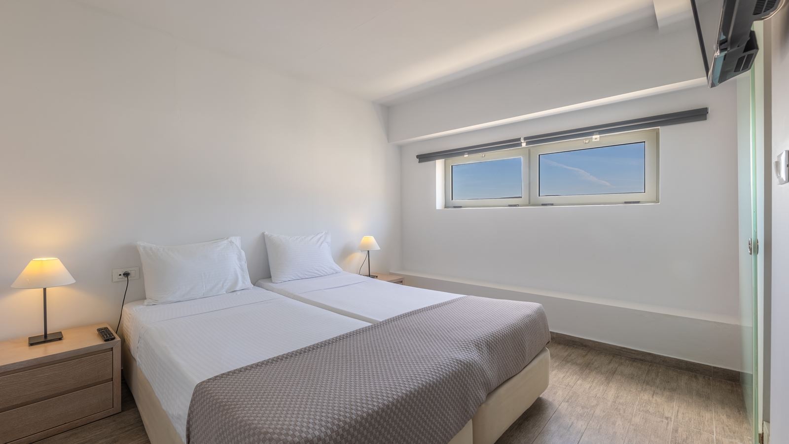 rooms-bi-level-garden-view