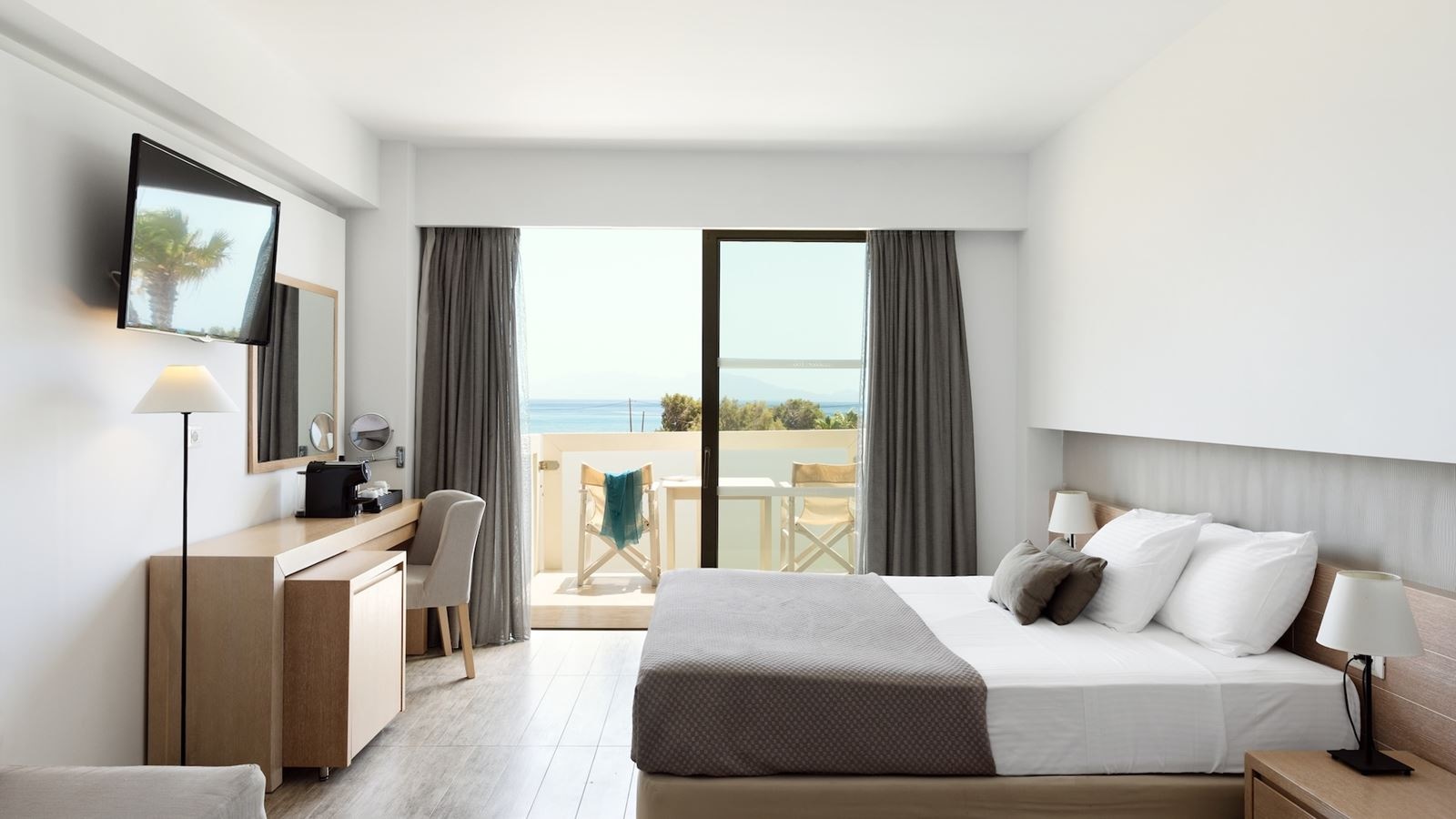 rooms-twin-room--sea-view-with-balcony