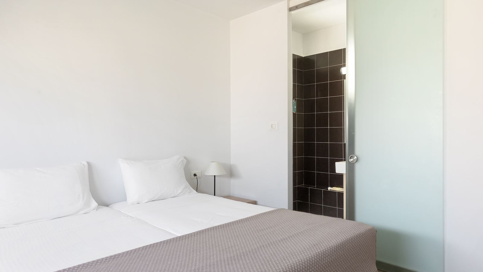 rooms-bi-level-garden-view