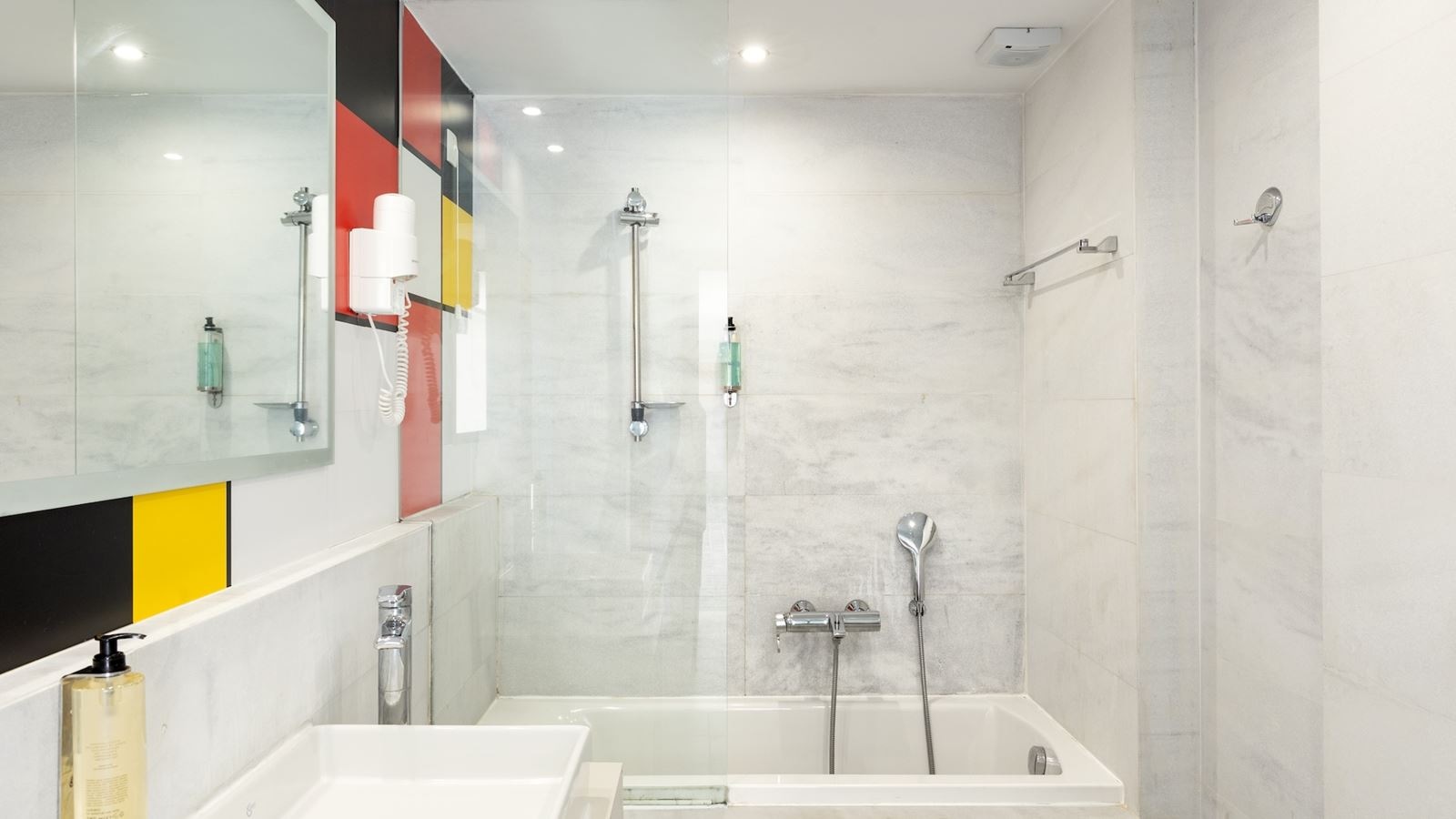 rooms-bi-level-garden-view