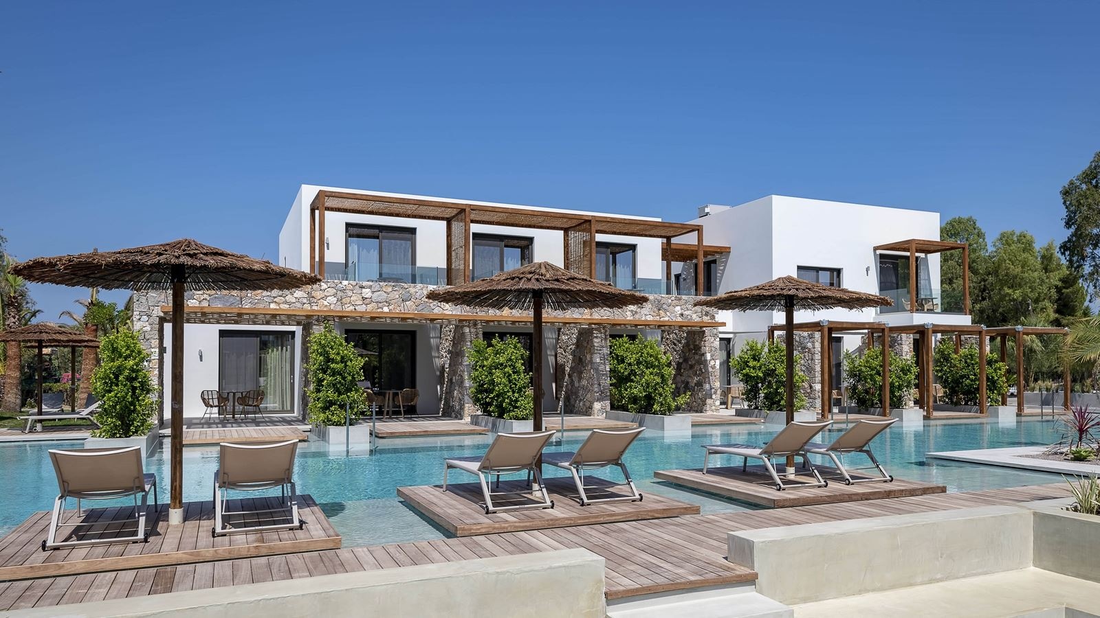 rooms-junior-suite-first-floor--pool-view-with-balcony