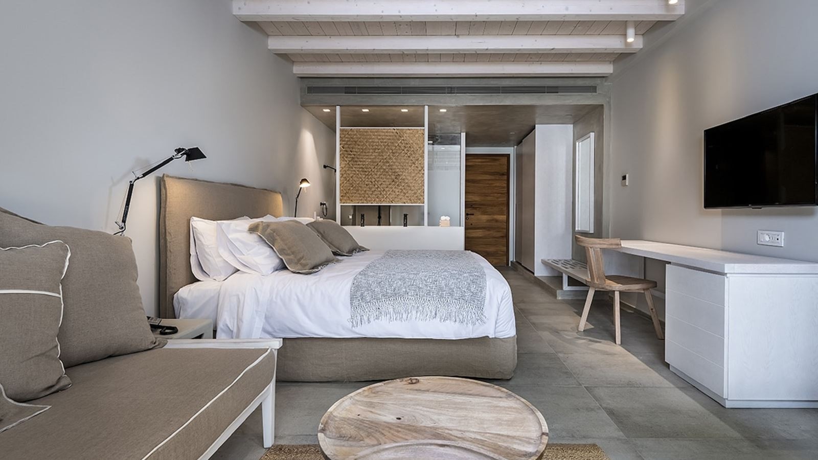 rooms-junior-suite-first-floor--pool-view-with-balcony