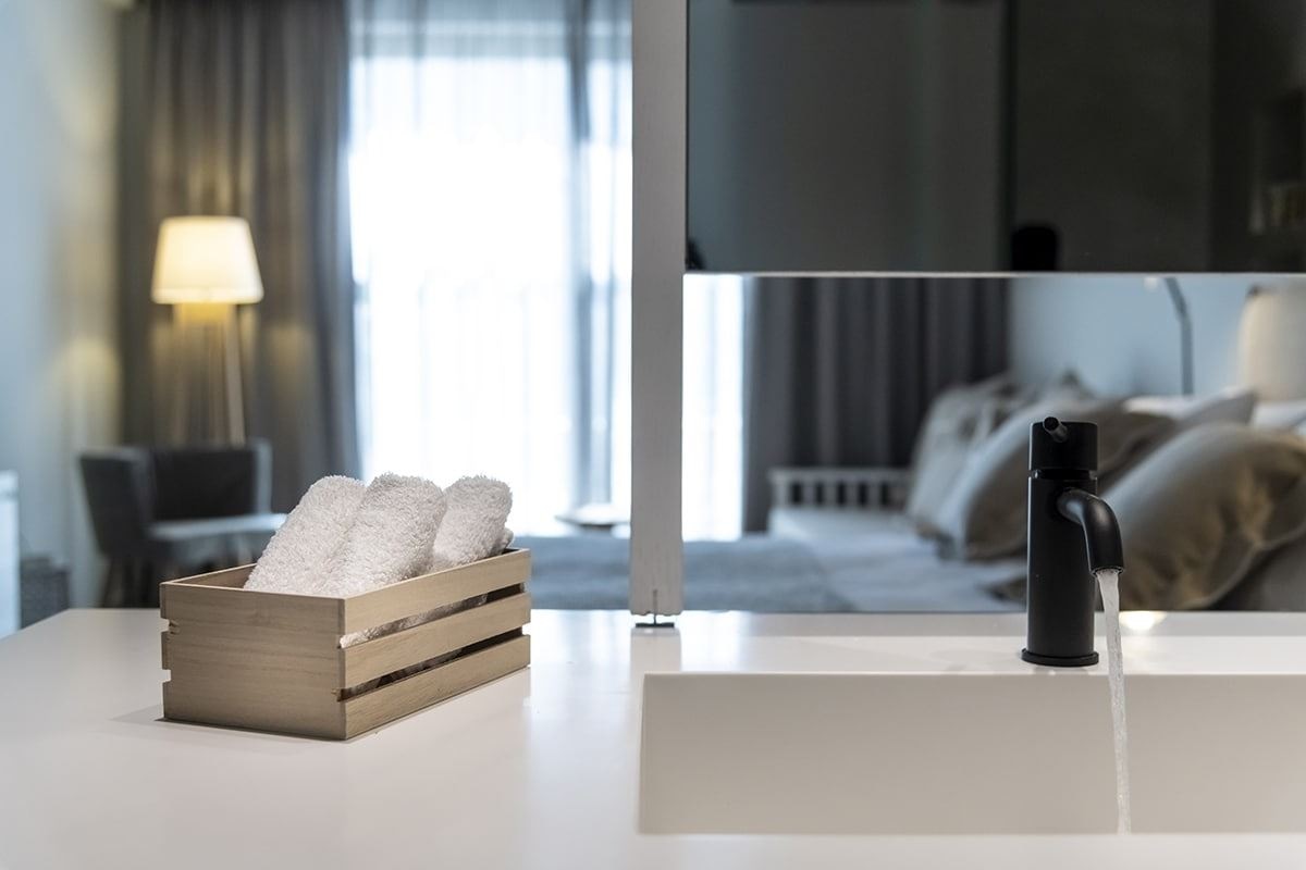 rooms-junior-suite-ground-floor-sharing-pool-swim-up-with-terrace