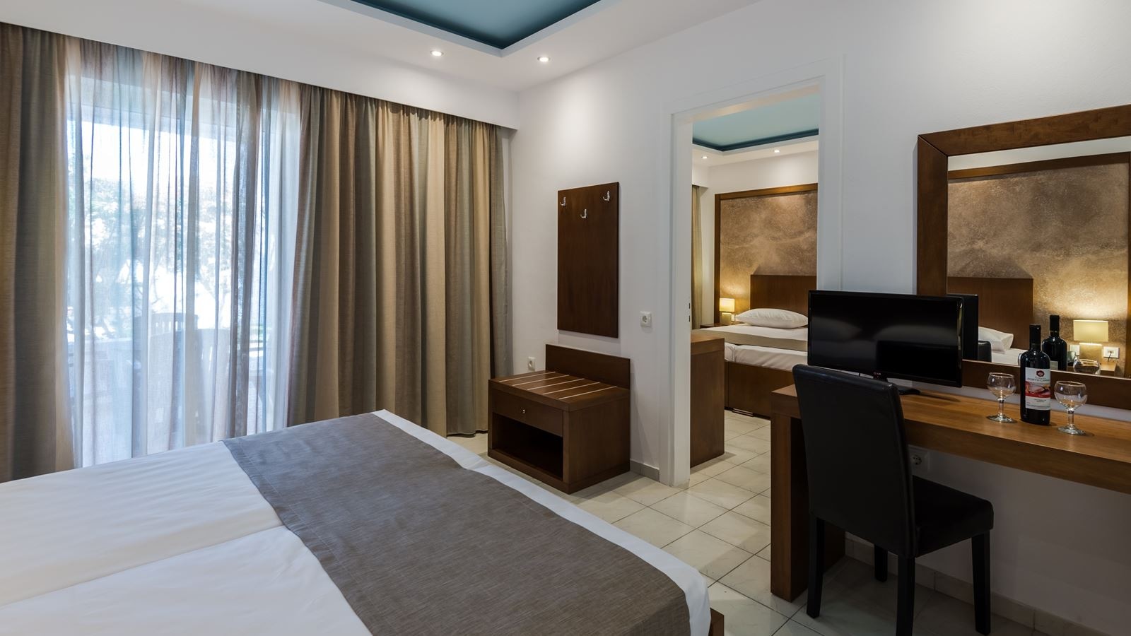 rooms-family-garden-view-with-2-bedrooms-and-balcony-or-terrace