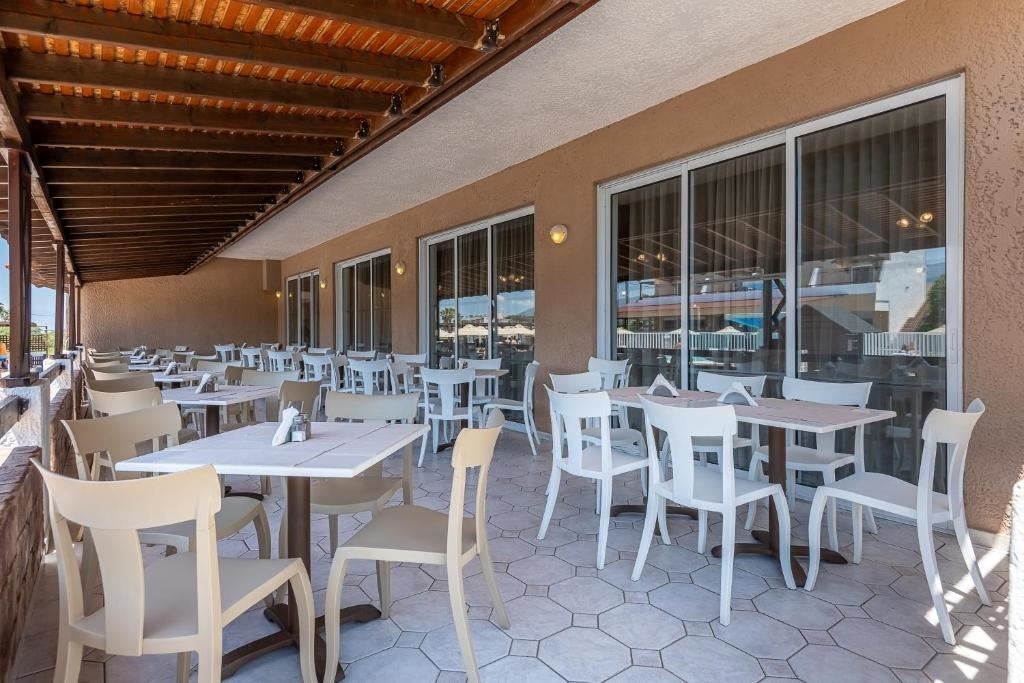 restaurants-pool-bar