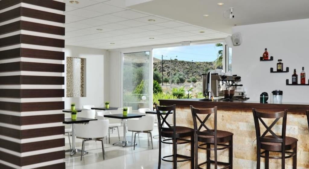 restaurants-pool-bar