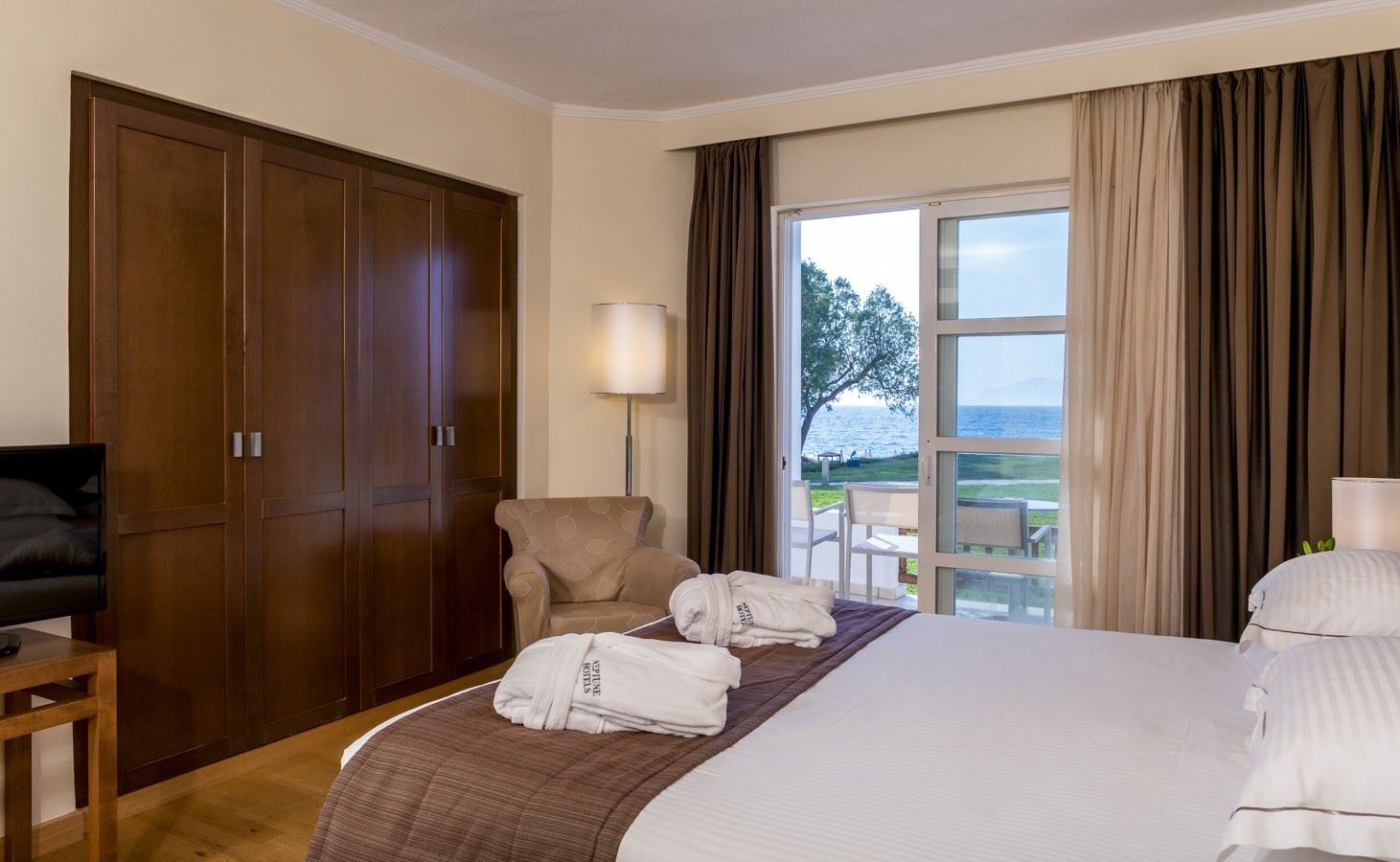 rooms-superior-apartment-1-bedroom-1st-row-seafront-balcony-or-terrace