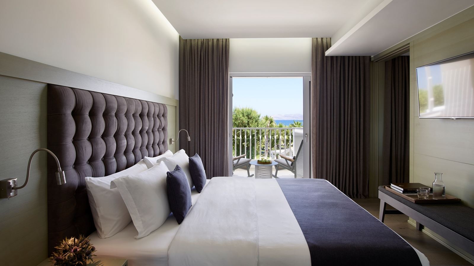 rooms-luxury-suite-one-bedroom-sea-view-balcony-or-terrace