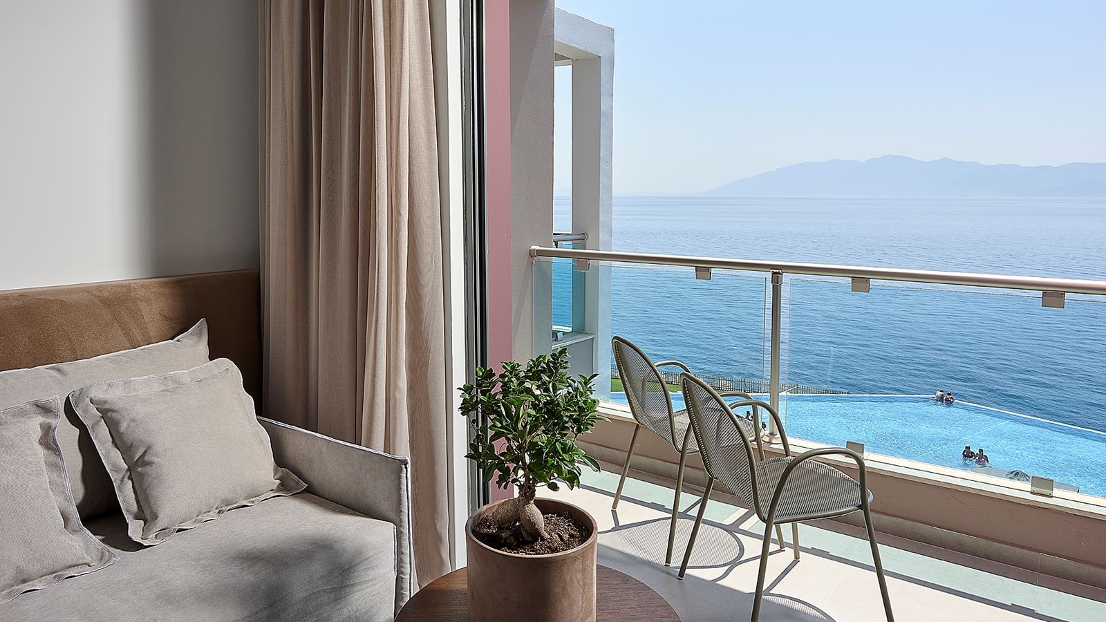 rooms-premium-double-room-sea-front-balcony